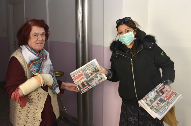 Екипа Радија (104,7) у уторак делила бесплатне примерке нашег листа најстаријим Београђанима: Уз Новости се лакше прекрати време